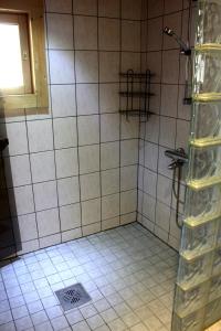 NykäläにあるKoivurannan Lomamökit Mäntyのタイルフロアのバスルーム(シャワー付)