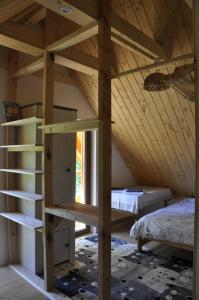 Habitación con 1 cama elevada y 1 cama en una habitación. en Cataleya Rajcza en Rajcza