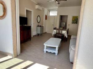 un soggiorno con un divano e un tavolo di Donizetti Vacation Apartment a Porto Cesareo
