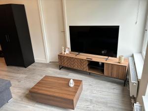 un soggiorno con una grande TV a schermo piatto di The Residence Deventer a Deventer