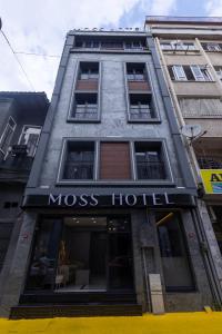 ein Gebäude mit einem Moos-Hotel-Schild darauf in der Unterkunft Moss Hotel YENİKAPI in Istanbul