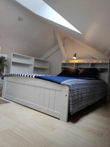 1 dormitorio con 1 cama en el ático en Au Saule Pleureur, en Villers-Saint-Paul