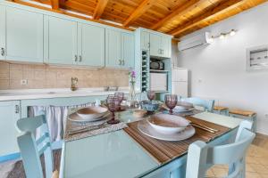 Η κουζίνα ή μικρή κουζίνα στο Myrtillo I Luxury Traditional House +25 φωτογραφίες