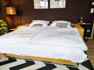 Postel nebo postele na pokoji v ubytování maremar - Design Maisonette Altstadt - 4 Pers - 57qm - Luxus Boxspringbett - Küche - Arbeitsplatz - privater Parkplatz