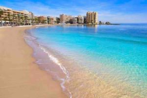 een strand in Dubai met gebouwen op de achtergrond bij Bungalow Brisa de Mar in Torrevieja