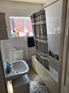 Fotografie z fotogalerie ubytování A private & beautiful bedroom with shared bathroom in the heart of Bournemouth v destinaci Bournemouth