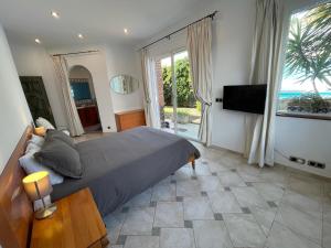 Televízia a/alebo spoločenská miestnosť v ubytovaní Villa a 100 metros de la playa