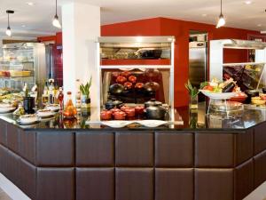 迪遜根的住宿－布魯塞爾機場諾富特酒店，餐厅提供的自助餐,包括各种食物