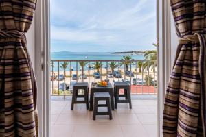 uma sala de jantar com vista para o oceano em Hostel Casa La Cha em Novalja