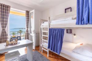 um quarto com beliches e vista para o oceano em Hostel Casa La Cha em Novalja