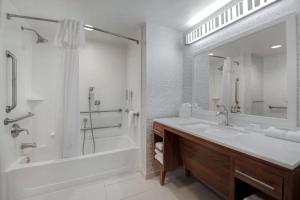 Home2 Suites by Hilton Tuscaloosa Downtown University Boulevard的一间浴室
