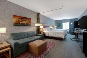 Home2 Suites by Hilton Tuscaloosa Downtown University Boulevard客房内的一张或多张床位