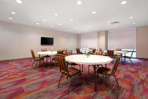 Home2 Suites by Hilton Tuscaloosa Downtown University Boulevard的电视和/或娱乐中心