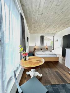 Pokój ze stołem i łóżkiem oraz sypialnią w obiekcie Cologne Country Lodge w Kolonii