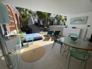 Posedenie v ubytovaní Villa a 100 metros de la playa
