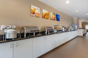 una cucina con armadietti bianchi e bancone di Comfort Suites Coralville I-80 a Coralville
