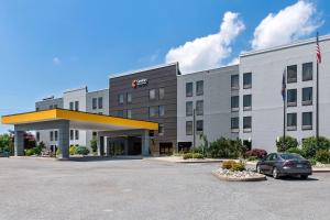 hotel z samochodem zaparkowanym przed nim w obiekcie Comfort Inn & Suites w mieście York