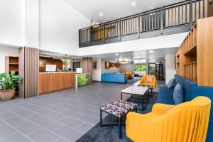 een kantoorlobby met blauw en geel meubilair bij Comfort Inn & Suites in York