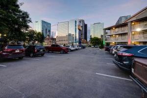 een parkeerplaats met geparkeerde auto's in een stad bij Comfort Inn Downtown Nashville - Music City Center in Nashville