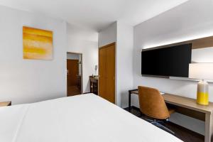 una camera d'albergo con letto, scrivania e TV di Comfort Inn & Suites Kenosha-Pleasant Prairie a Kenosha