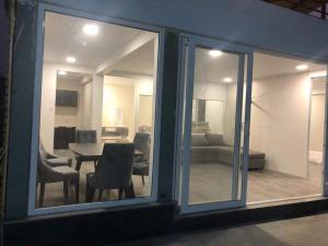 Ofrece vistas a una sala de estar con mesa y sillas. en Grace Villa, en Udaipur