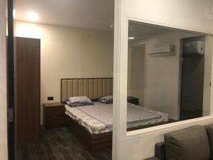 Un dormitorio con una cama y un espejo grande. en Grace Villa, en Udaipur