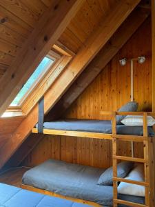 a cabin with two bunk beds in the attic at Dúplex Pla de L'Ermita (Boí Taüll) in Pla de l'Ermita