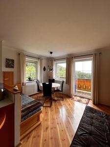 阿布特瑙的住宿－Lederhof，客厅配有桌椅和窗户。