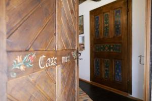 a wooden door with a sign on it in a room at Casa Klein in Meşendorf