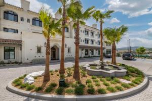 um pátio com palmeiras em frente a um edifício em Cambria Hotel Calabasas - Malibu em Calabasas