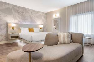 um quarto de hotel com uma cama e um sofá em Cambria Hotel Calabasas - Malibu em Calabasas