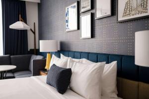 Postel nebo postele na pokoji v ubytování Cambria Hotel Boston Somerville