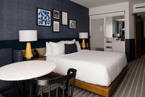 Postel nebo postele na pokoji v ubytování Cambria Hotel Boston Somerville