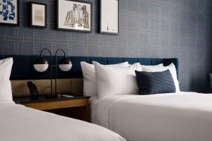 Postel nebo postele na pokoji v ubytování Cambria Hotel Boston Somerville