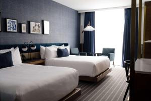 Postel nebo postele na pokoji v ubytování Cambria Hotel Boston Somerville