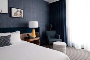 Postel nebo postele na pokoji v ubytování Cambria Hotel Boston Somerville