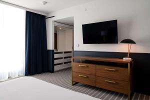 TV a/nebo společenská místnost v ubytování Cambria Hotel Boston Somerville