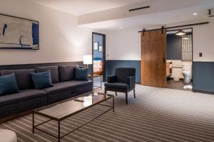 Posezení v ubytování Cambria Hotel Boston Somerville