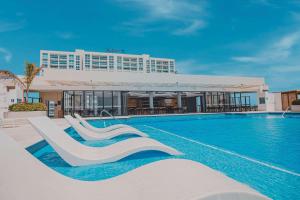 einem Pool mit Rutsche vor einem Gebäude in der Unterkunft Radisson Blu Aruba in Palm-Eagle Beach