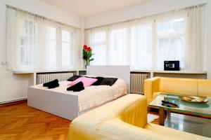 un soggiorno con un letto e un divano di Kingdom of Skylight a Praga