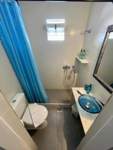 ミコノス・シティにあるミコノス シークレット スポットのバスルーム(トイレ、洗面台、鏡付)