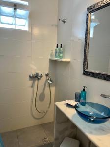 y baño con lavabo y ducha. en Mykonos Secret Spot, en Mykonos ciudad