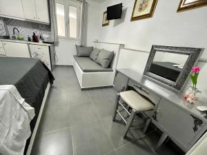 Schlafzimmer mit einem Bett und einem Schreibtisch mit einem Spiegel in der Unterkunft Mykonos Secret Spot in Mykonos Stadt