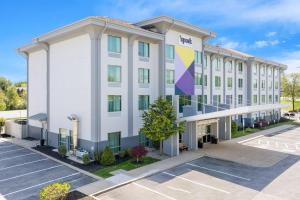 una imagen de un hotel con un edificio en Spark By Hilton Exton, en Exton