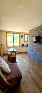 ein Wohnzimmer mit Sofa und Tisch in der Unterkunft auron in Saint-Étienne-de-Tinée