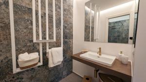 Koupelna v ubytování RoRà 1962 - Boho Chic Rooms Torre Lapillo + 37 fotografií