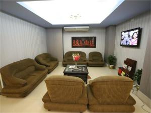 Una sala de estar con sofás y un televisor. en Britannia Hotel, en Sylhet