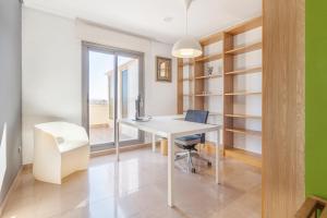 ein Büro mit einem weißen Schreibtisch und einem Stuhl in der Unterkunft Penthouse in the Sun in El Alquián