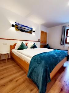 Un dormitorio con una cama con una manta azul. en Haus Dirol, en Kirchberg in Tirol