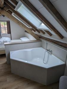 uma grande banheira num quarto com clarabóias em Recreatie Landgoed Terlingerhoeve em Noorbeek